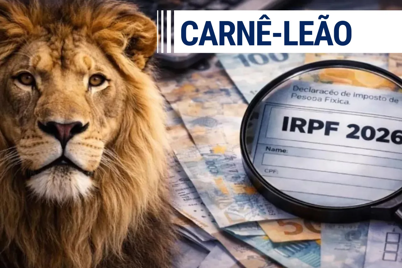 Leão ao lado de uma lupa focada em um documento do IRPF 2026 sobre cédulas de dinheiro, com o texto em destaque 'CARNÊ-LEÃO'