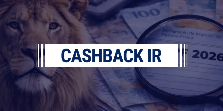 Leão do Imposto de Renda, notas de Real, um formulário de declaração sob uma lupa e a frase 'CASHBACK IR' no centro