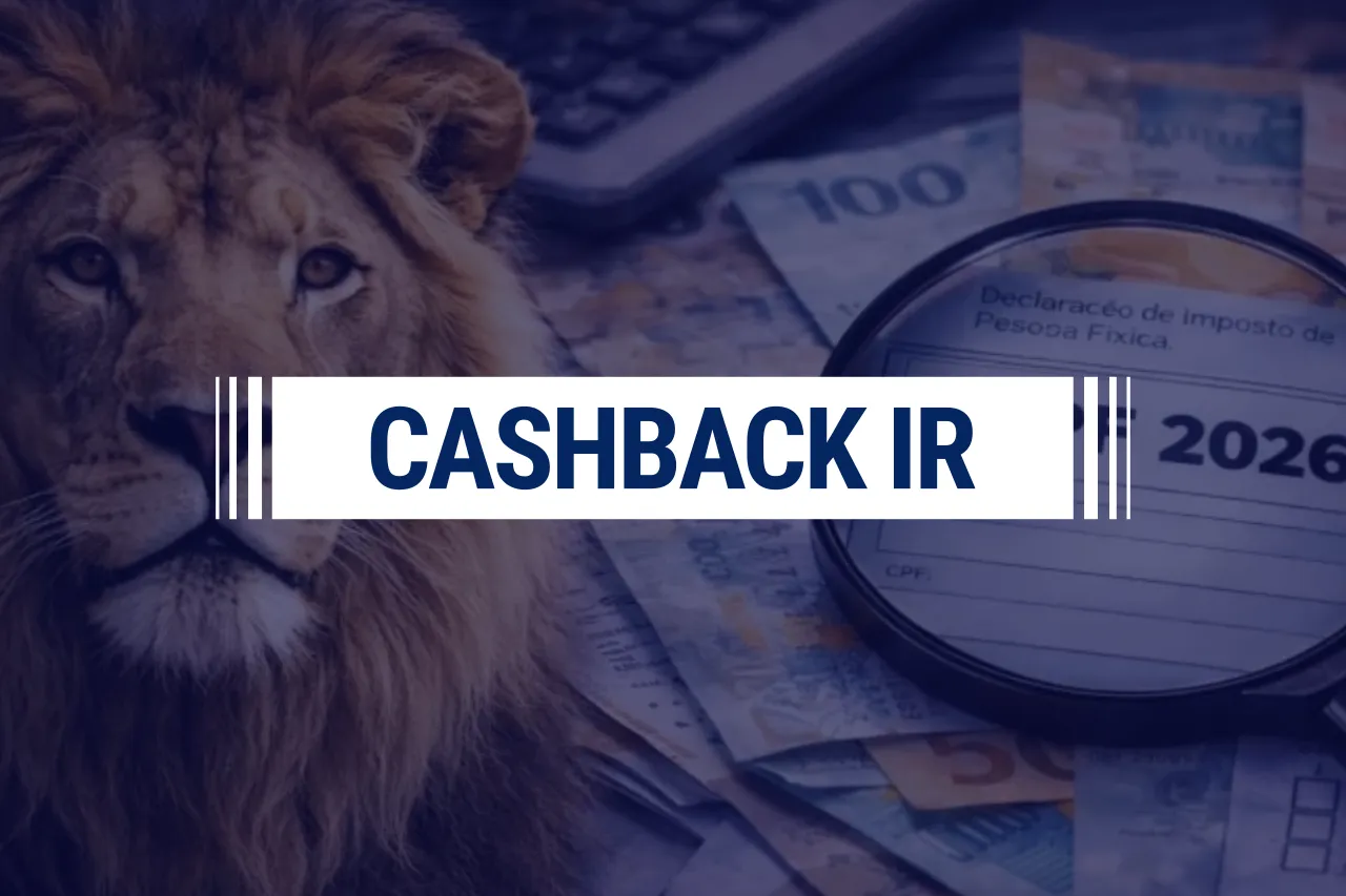Leão do Imposto de Renda, notas de Real, um formulário de declaração sob uma lupa e a frase 'CASHBACK IR' no centro