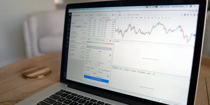 Painel de cotações da Bolsa de Valores com gráficos de ações e análise técnica