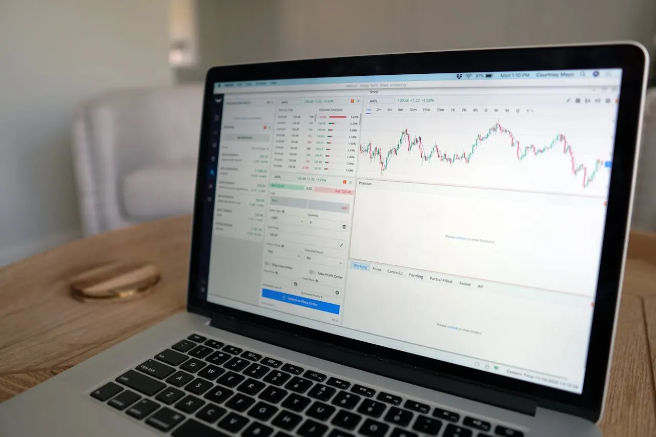 Painel de cotações da Bolsa de Valores com gráficos de ações e análise técnica