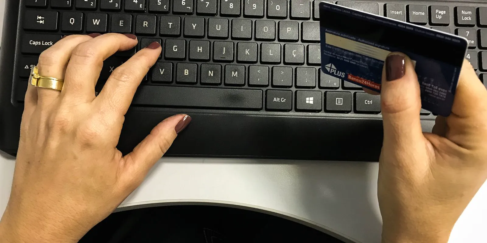 Juros do cartão de crédito pesam mais para famílias em fevereiro
